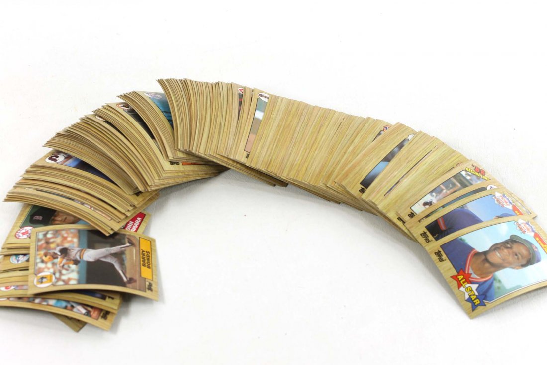 Lot of Approx 200 Topps Baseball Cards: Lot of Approx 200 Topps baseball cards including Barry Bonds