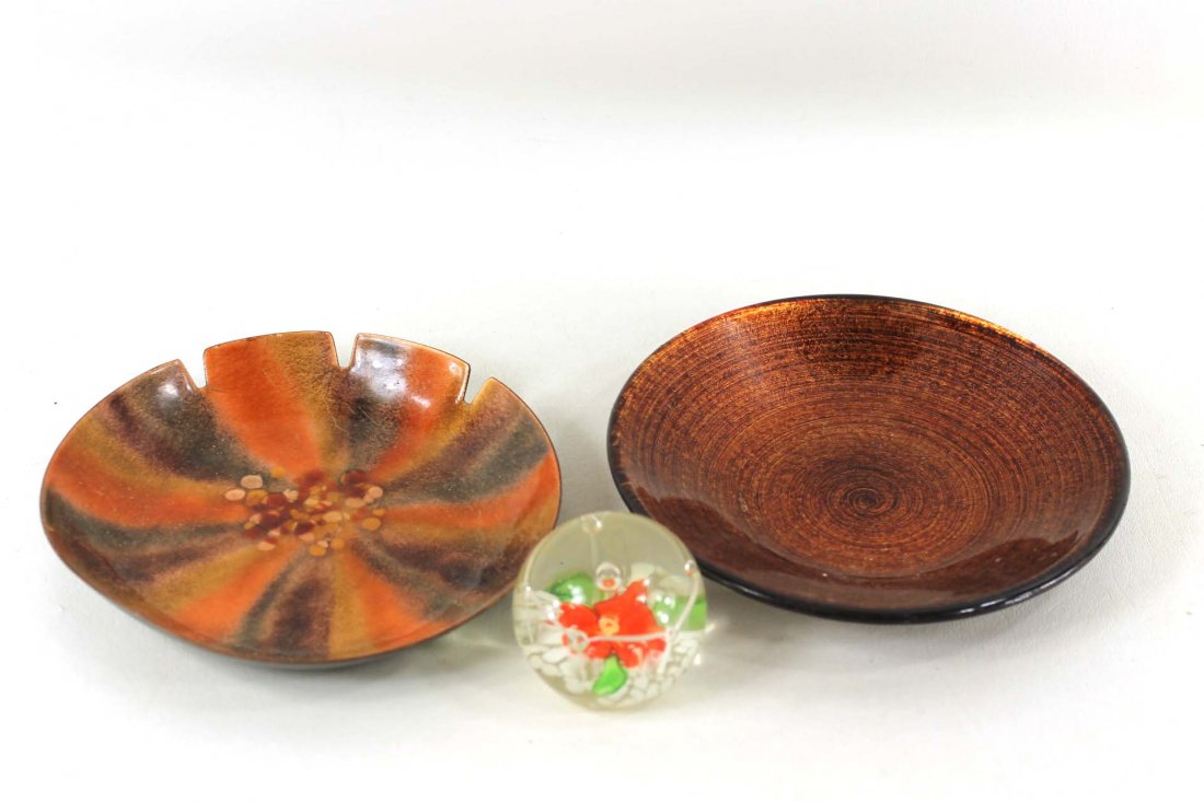 Box Lot incl Paperweight, Ashtray, and Decorative Plate: Box Lot incl Paperweight, Ashtray, and Decorative Plate