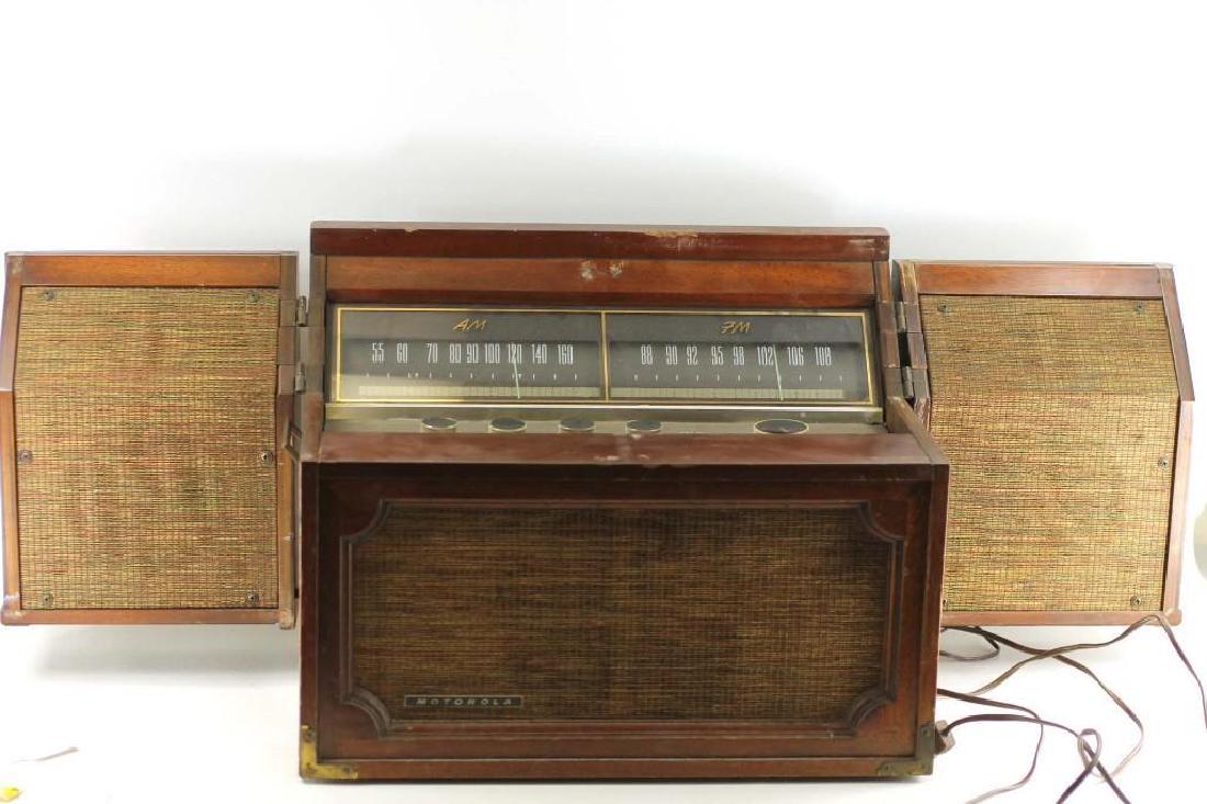 Motorola Stereophonic AM FM Radio with Fold Out: Mid Century Vintage Motorola Stereophonic AM FM Radio with Fold Out Speakers . This is a tube radio so it takes a while to warm up. It works.