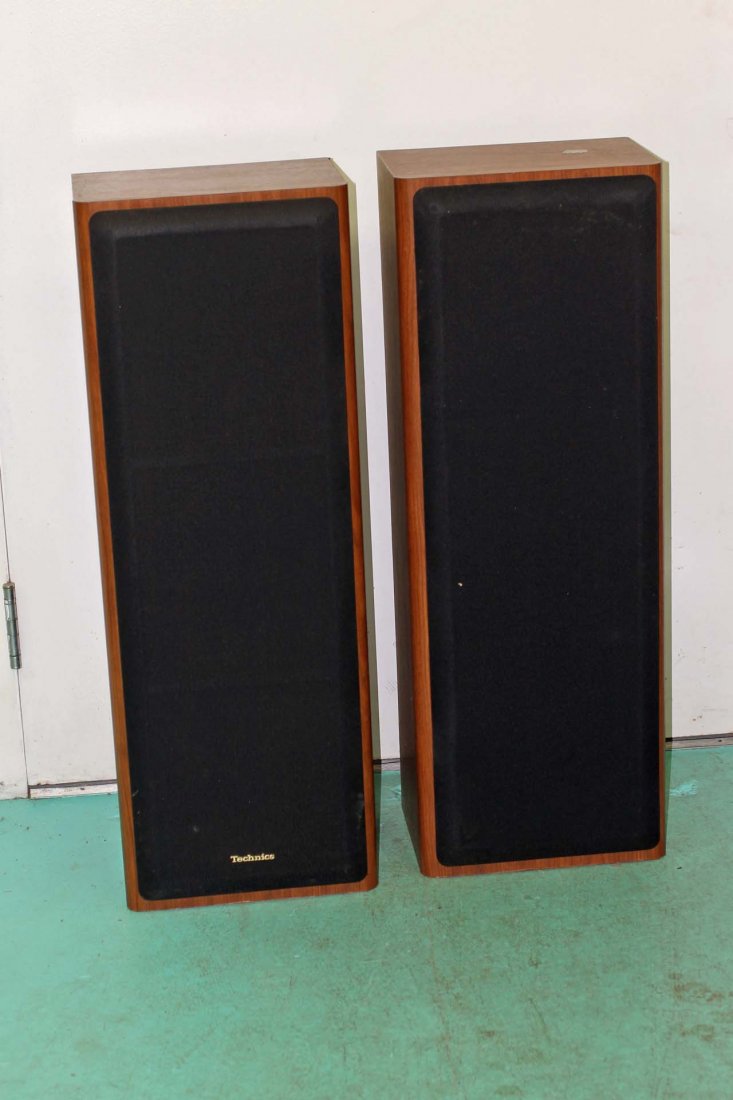 Pair of Technics Model SB-A34 Speakers (1 of 4)