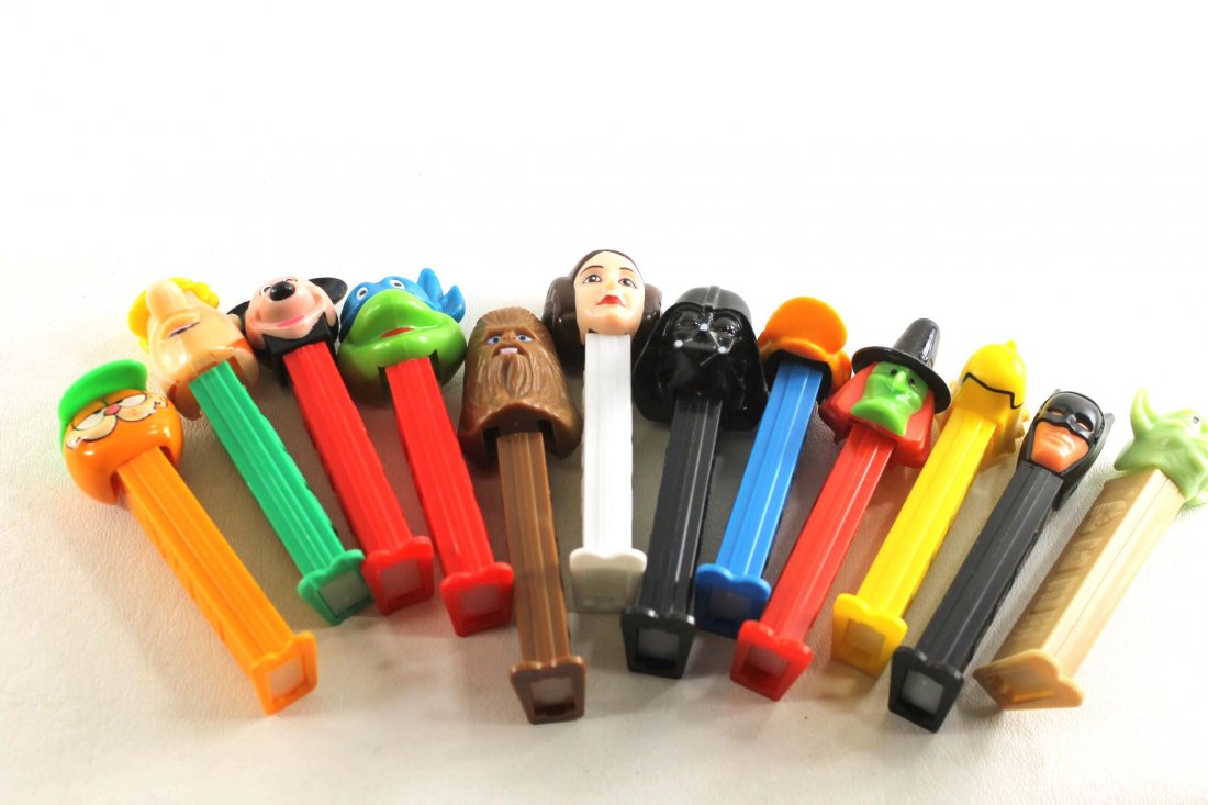 Lot of 12 Pez Dispensers, Star Wars, Garfield, Disney,: Lot of 12 Pez Dispensers, Star Wars, Garfield, Disney, Batman, The Flintstones, and More