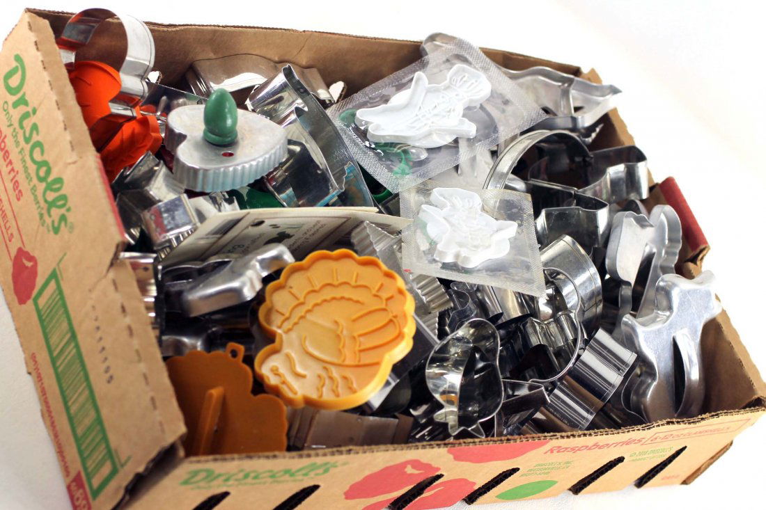 Lot of Cookie Cutters incl 2 Pillsbury Doughboy (1 of 1)