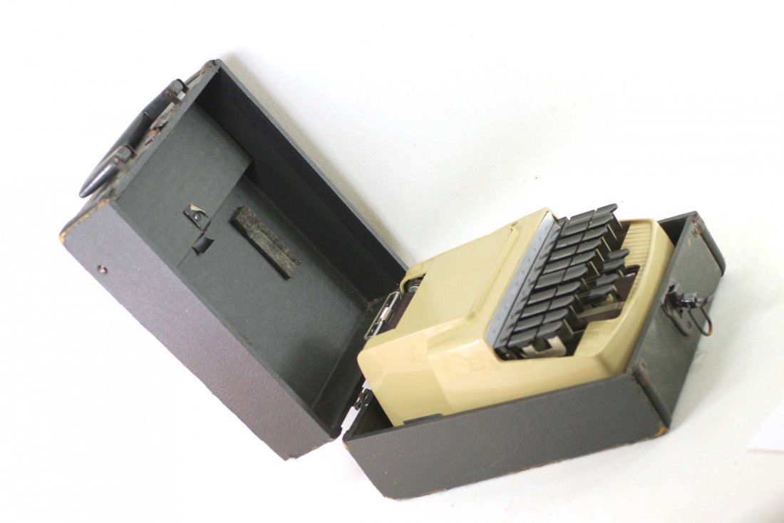 Vintage Stenograph Machine for Shorthand Court Reportin: Vintage Stenograph Machine for Shorthand Court Reporting with Case
