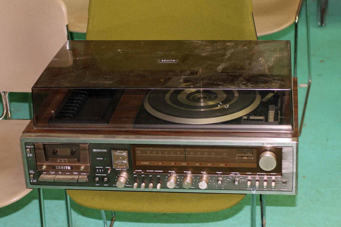 Zenith Stereo Receiver with Turntable and Cassette Play (1 of 3)