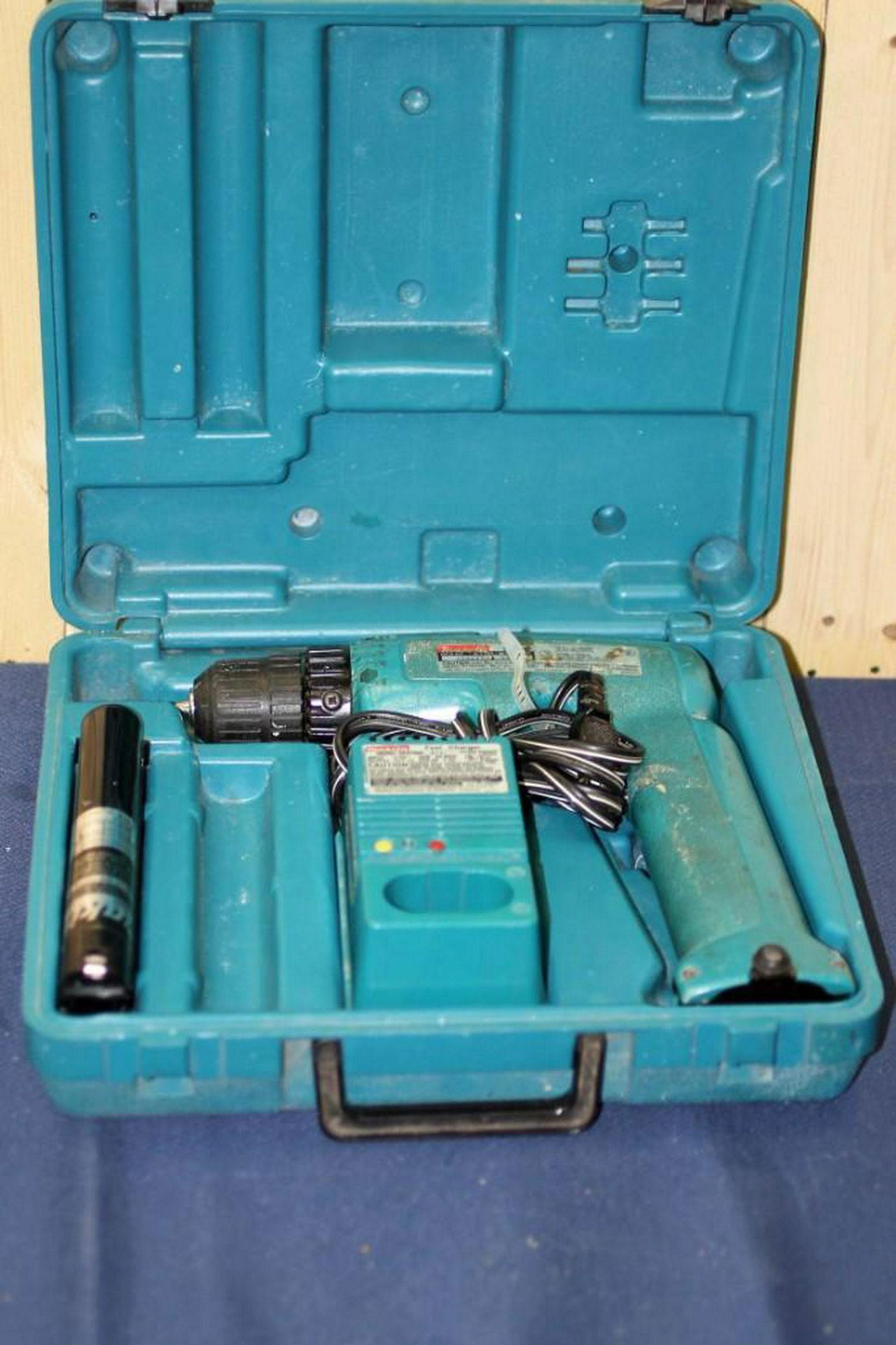 Makita Cordless Drill with Charger and Case 6095D (1 of 4)