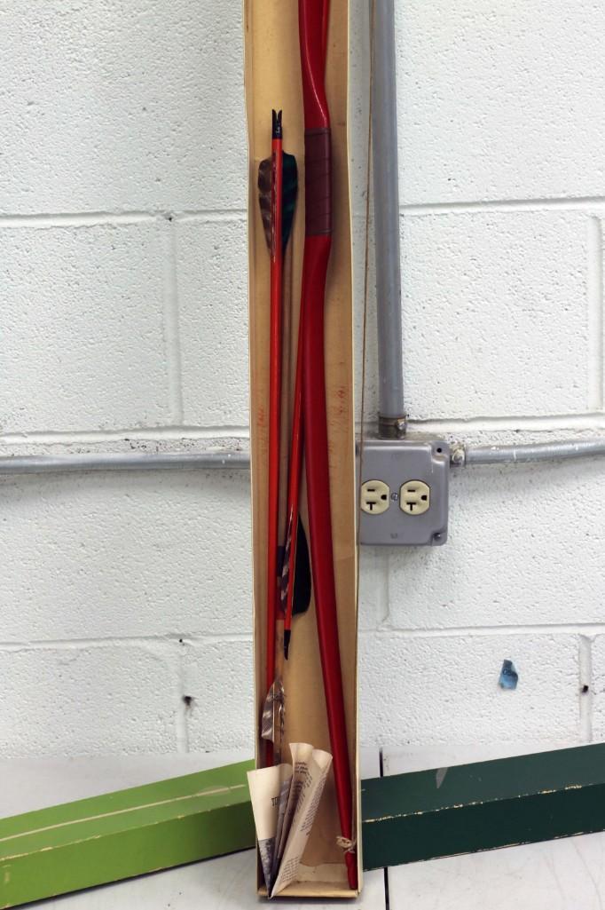 Child Size  Archery Bow and Arrow Set New Old Stock (1 of 3)