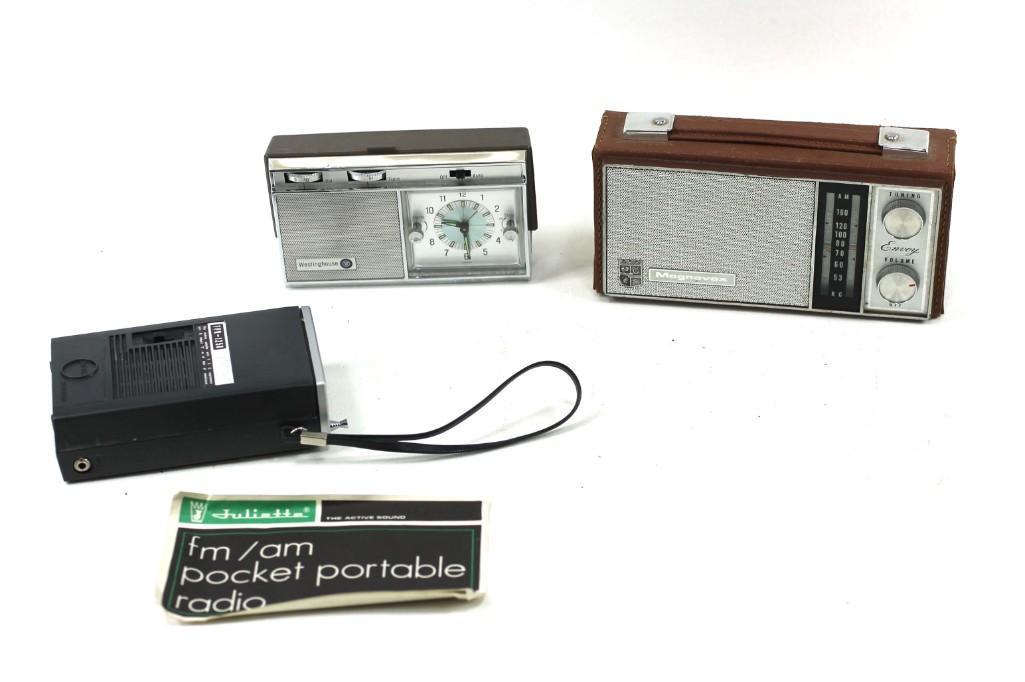 Lot of 3 Small Vintage Radios incl Juliette Transistor (1 of 7)