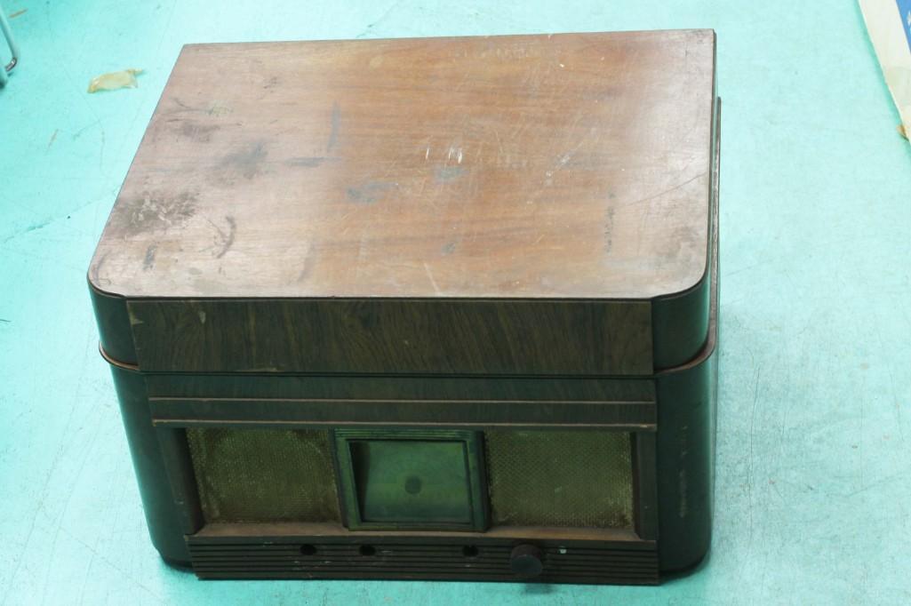 Vintage Record Player or Phonograph (1 of 6)