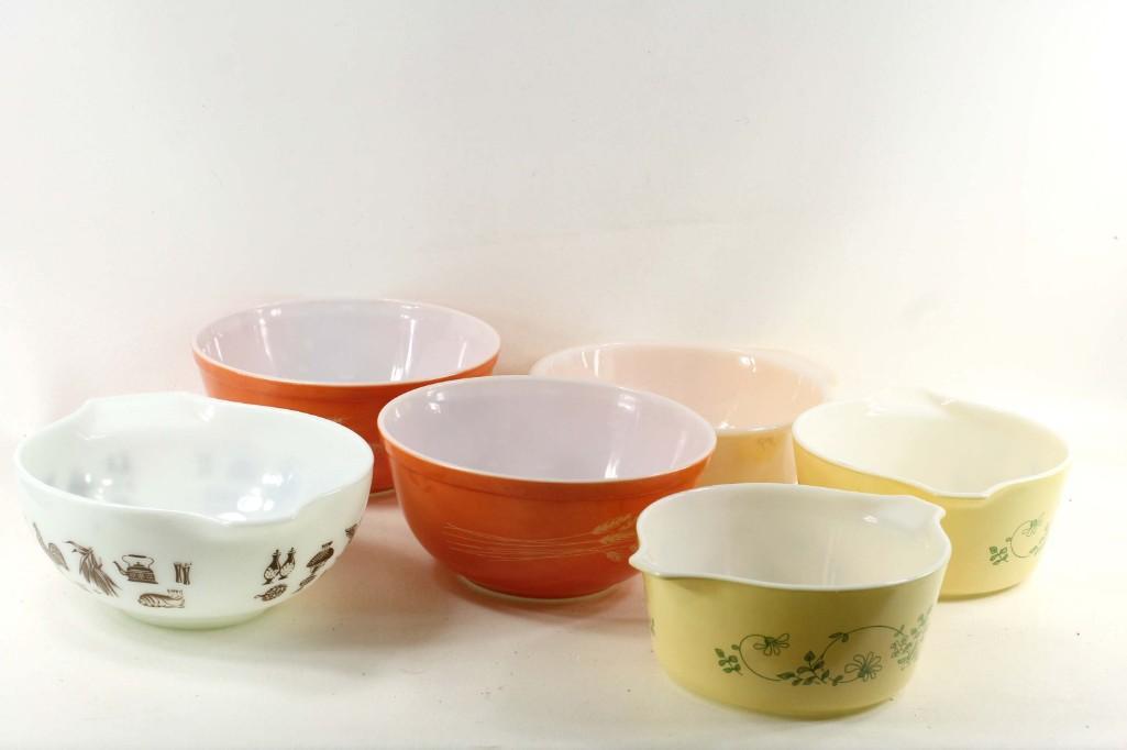 Lot of Vintage Pyrex Bowls and Casseroles (1 of 4)