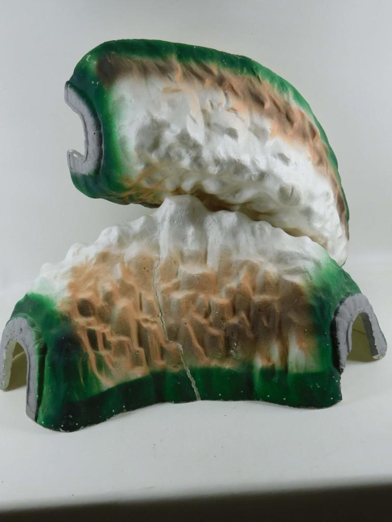 2 Styrofoam Tunnels for a Train Set: 2 Styrofoam Tunnels for a Train Set Condition: One is broken and taped on the inside, as you can see in the pictures