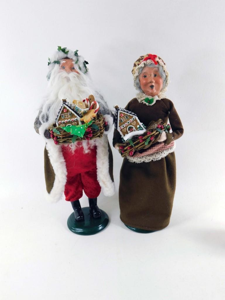 Byers Choice The Carolers Santa and Mrs Claus Dolls: Byers Choice The Carolers Santa and Mrs Claus Dolls