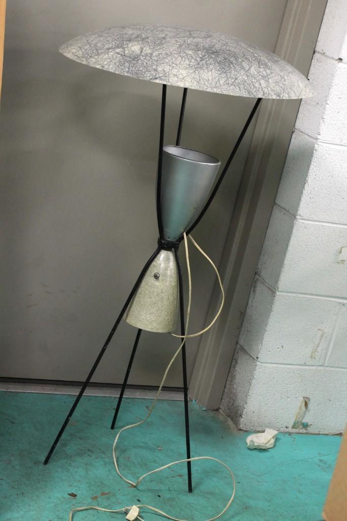 Mid Century Modern Lamp (1 of 5)