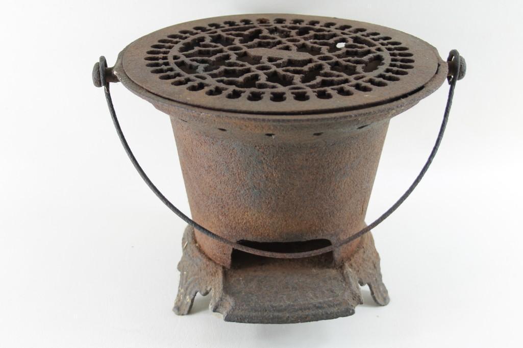 Cast Iron Cook Stove: Vintage Cast Iron Cook Stove Condition: rusty