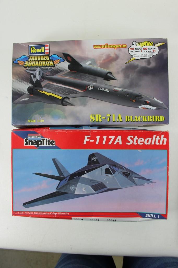 Lot of 2 Model Airplanes F-117A Stealth and SR-71A (1 of 2)