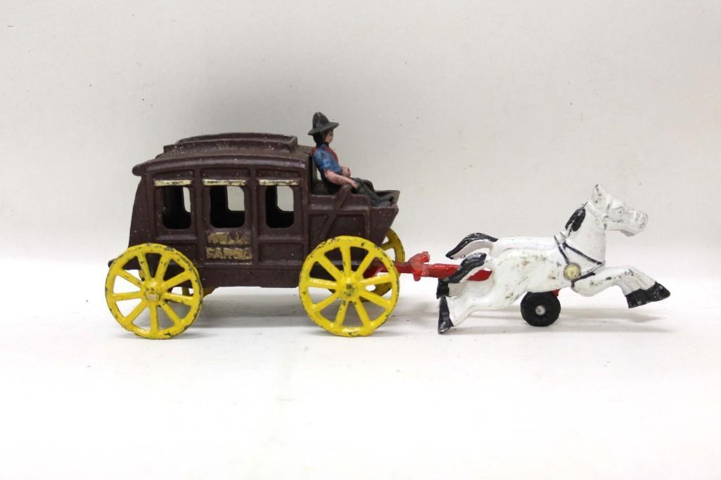 Cast Iron Horse and Wagon Toy with Amish / Mennonite (1 of 4)