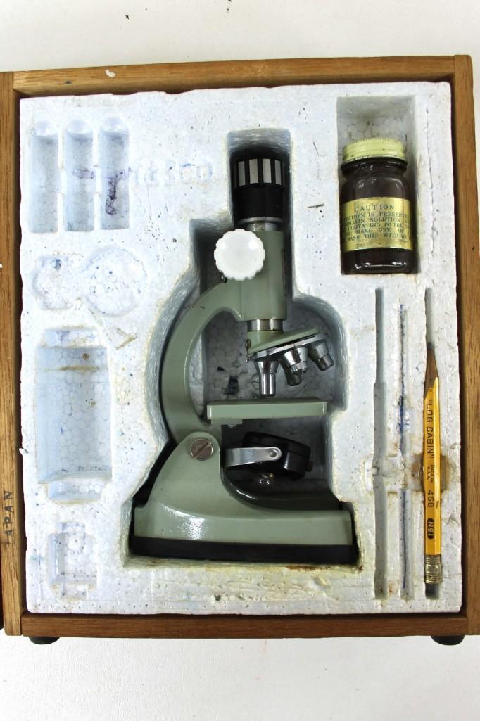 Vintage Tasco Deluxe Microscope in a Wooden Box (1 of 6)