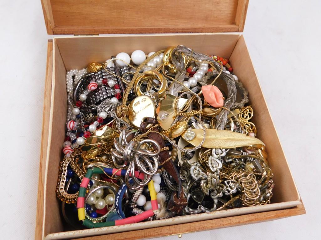 Cigar Box with Costume Jewelry: Cigar Box with Costume Jewelry