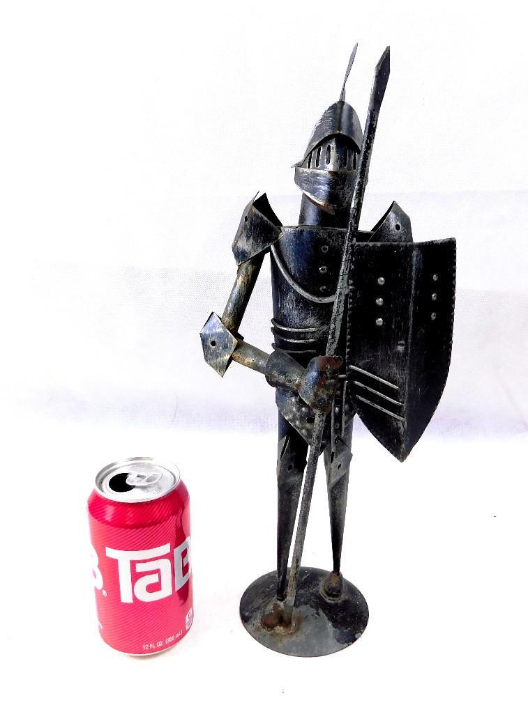 Metal Knight in Armor Statue: Metal Knight in Armor Statue