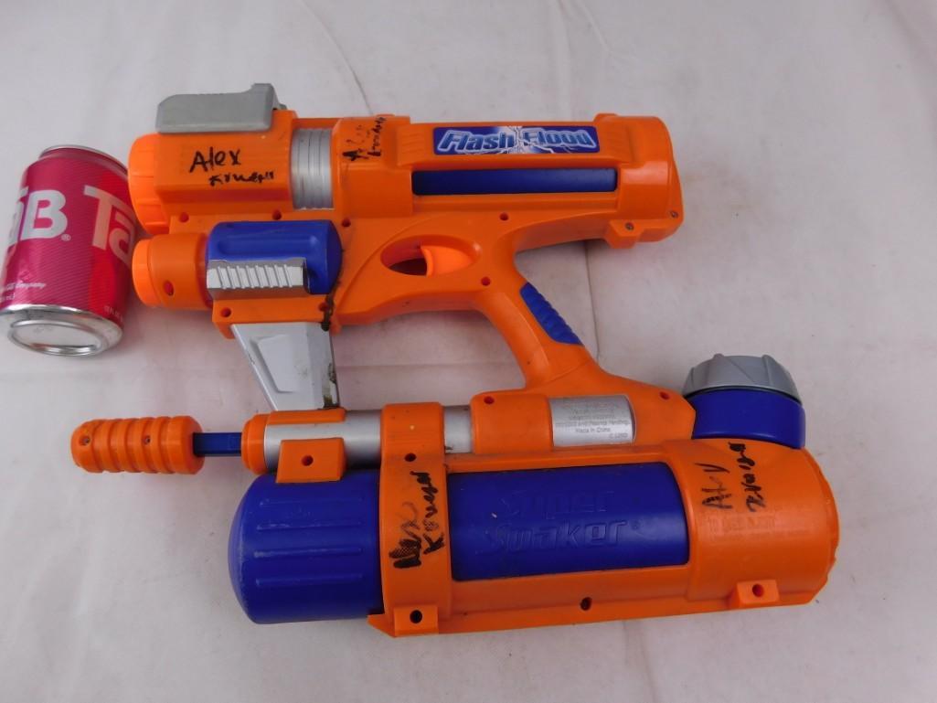 Super Soaker Flash Flood Water Blaster: Super Soaker Flash Flood Water Blaster / Squirt gun It may be missing a cap of sorts - see last picture.