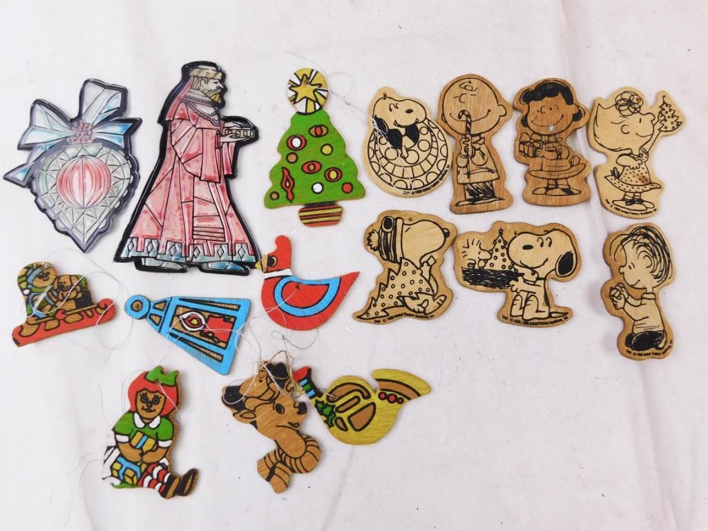 Lot of Christmas Ornaments incl Peanuts Gang: Lot of Christmas Ornaments incl Peanuts Gang, Snoopy , Charlie Brown , Linus , Lucy , etc