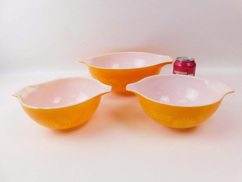 Lot of 3 Pyrex Orange and Yellow Daisy Cinderella: Lot of 3 Vintage Pyrex Orange and Yellow Daisy Cinderella Mixing Bowls. There is a larger one and then 2 that are a little bit smaller that are both the same size