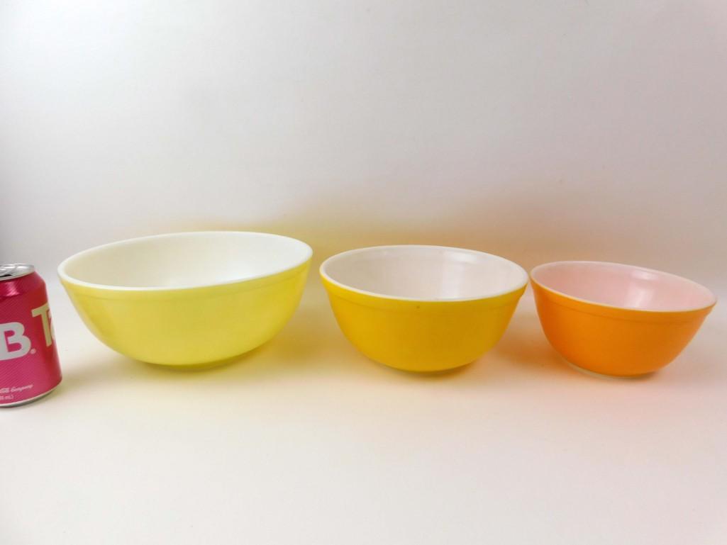 Set of 3 Pyrex Yellow and Orange Nesting Bowls or: Set of 3 Vintage Pyrex Yellow and Orange Nesting Bowls or Mixing Bowls