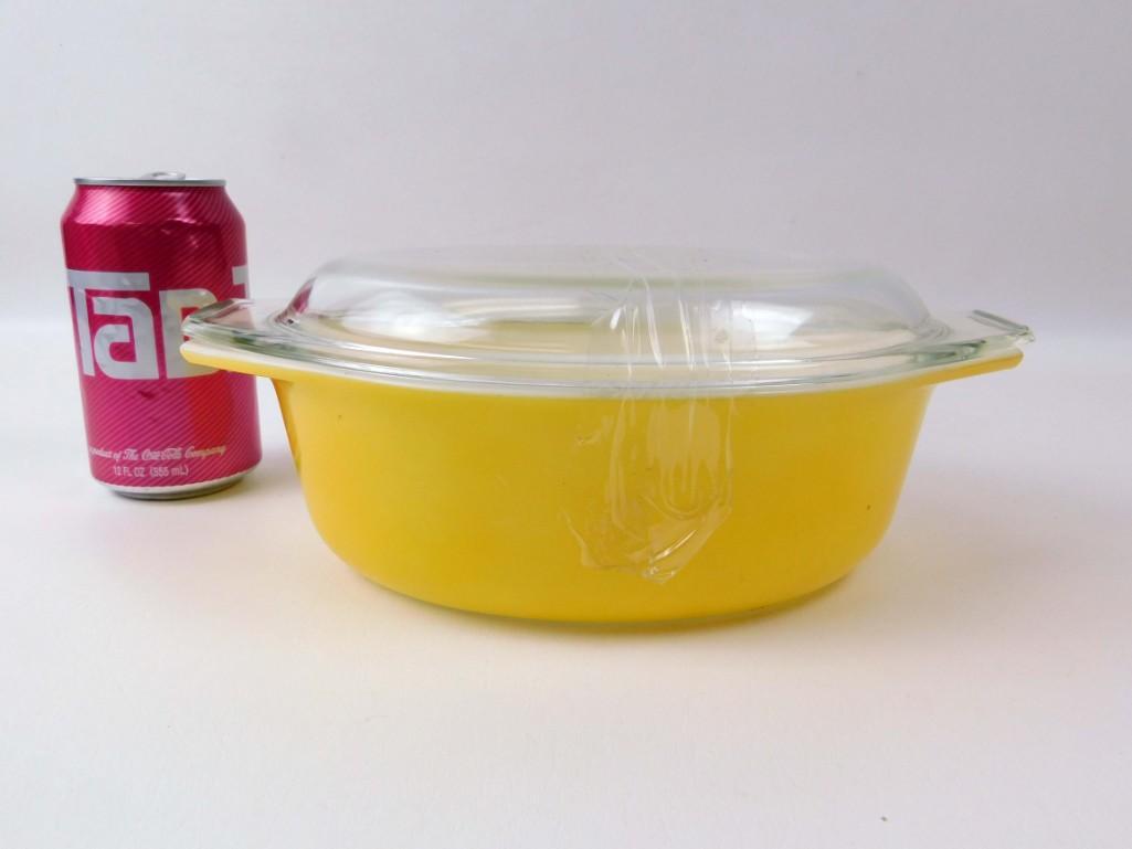 Vintage Yellow Pyrex Casserole Dish with Lid: Vintage Yellow Pyrex Casserole Dish with Lid