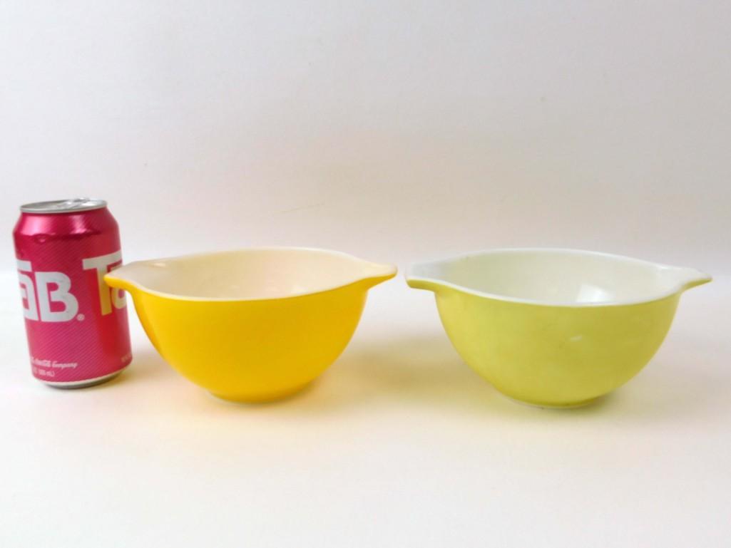 Lot of 2 Vintage Pyrex Cinderella Bowls incl Yellow and: Lot of 2 Vintage Pyrex Cinderella Bowls incl Yellow and Light Green