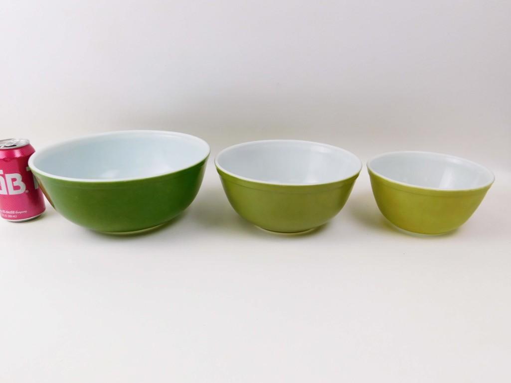 Set of 3 Pyrex Nesting Bowls in Green: Set of 3 Pyrex Nesting Bowls in Green . Also called mixing bowls or batter bowls
