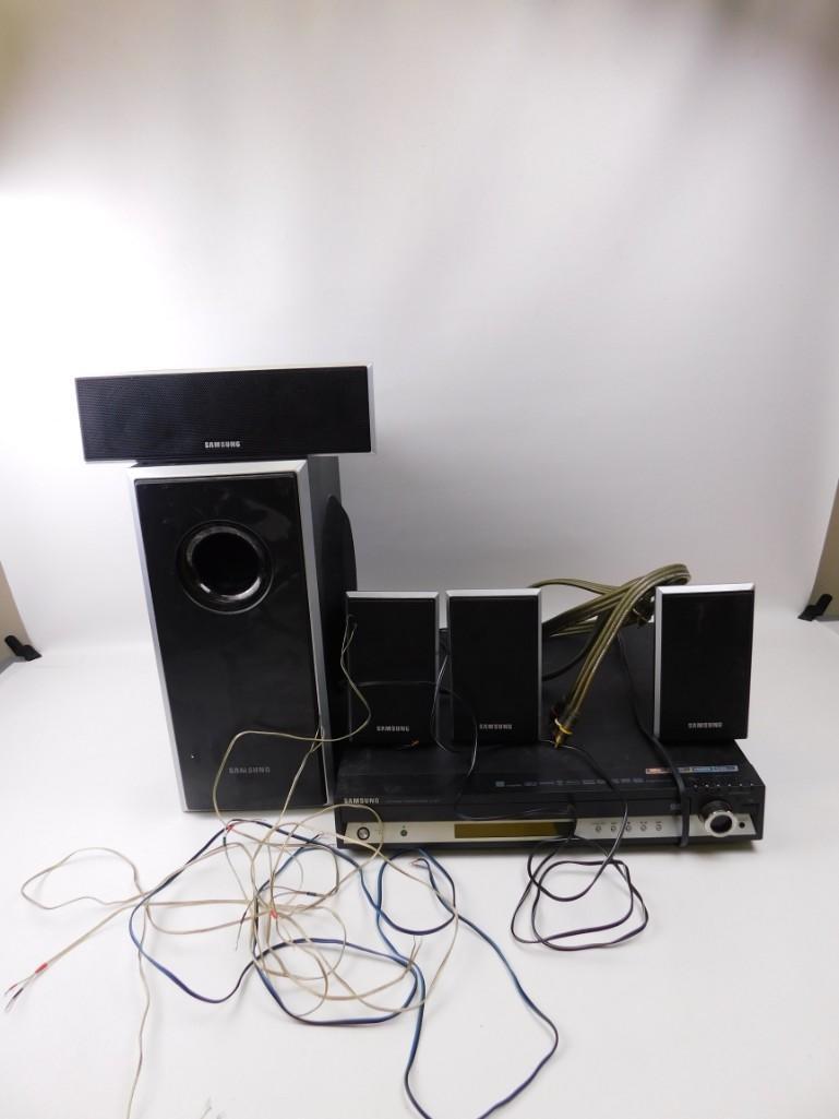 Samsung Surround Sound Home Theater System with HDMI: Samsung Surround Sound Home Theater System with HDMI DVD Seems to be missing a rear speaker.