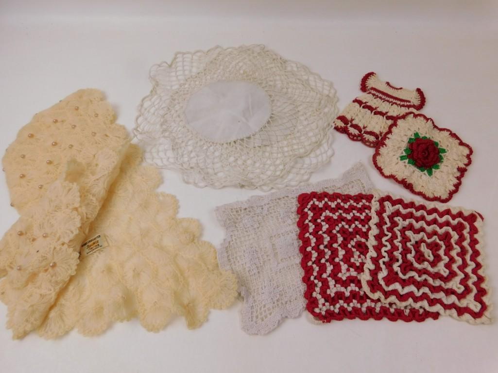 Lot of Vintage Linens incl Doilies: Lot of Vintage Linens incl Doilies