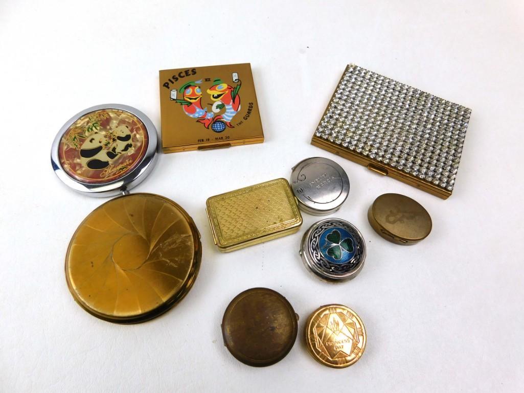 Lot of Vintage Compacts, Pill Boxes , Etc: Lot of Vintage Compacts, Pill Boxes , Etc Condition: On the Pieces one the mirror is loose and the silvering is partially off from the mirror. Please see the last picture
