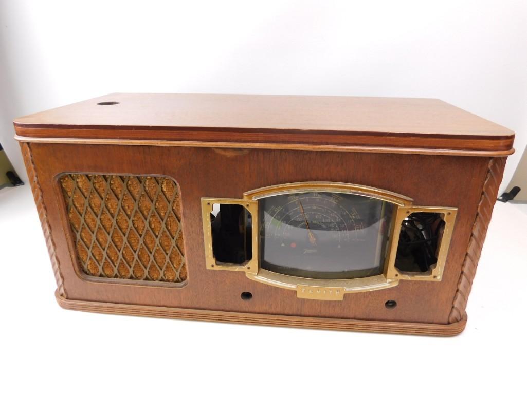 Vintage Zenith Short Wave Tube Radio: Vintage Zenith Short Wave Tube Radio The case is in decent shape, but the stuff inside probably needs work. Look at all of the pictures.