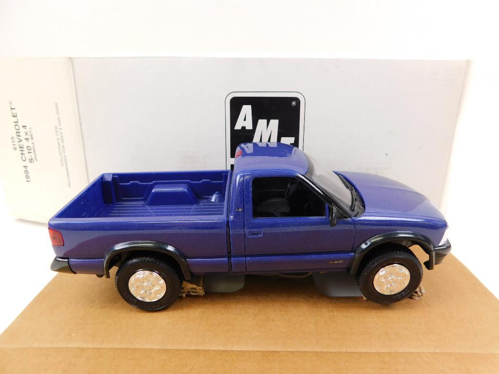 Two AMT/ERTL 1994 Chevrolet S-10 4X4 Promo Models: Two AMT/ERTL 1994 Chevrolet S-10 4X4 Promo Model in Boxes