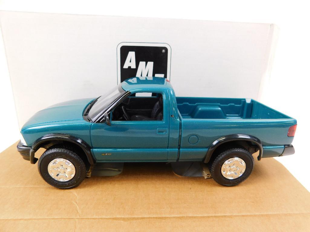 Two AMT/ERTL 1994 Chevrolet S-10 4X4 Promo Models: Two AMT/ERTL 1994 Chevrolet S-10 4X4 Promo Model in Boxes