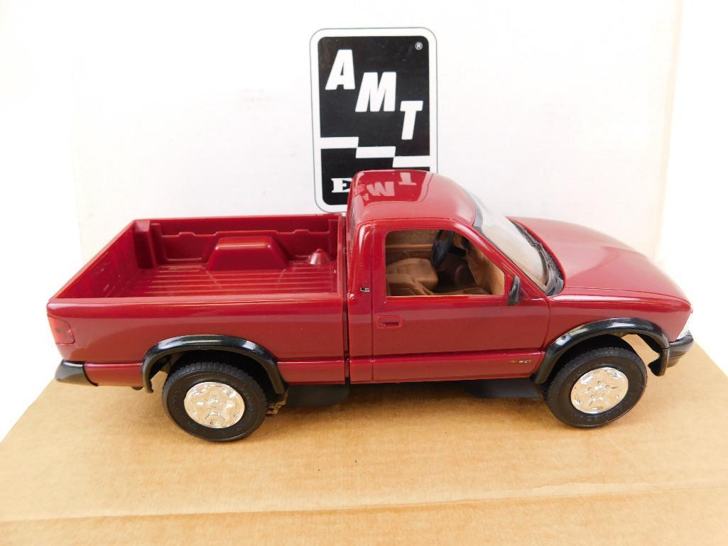 Two AMT/ERTL 1995 Chevrolet S-10 4X4 Promo Models: Two AMT/ERTL 1995 Chevrolet S-10 4X4 Promo Models in Boxes