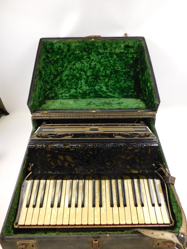 Accordiana Inc. Model No 13 Accordion with case (1 of 6)