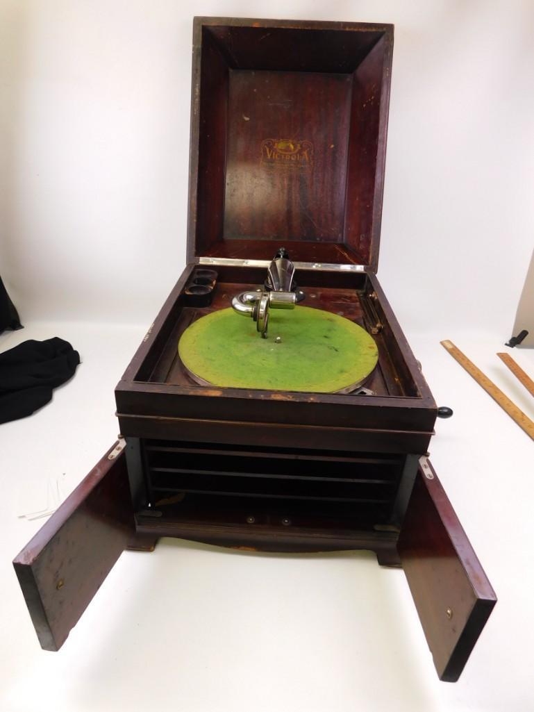 Victor Victrola - Needs Repair: Victor Victrola - Needs Repair The crank turns but doesn't do anything, the slider to make the turn table move doesn't seem to do anything. This could be a very nice piece if you put some work i