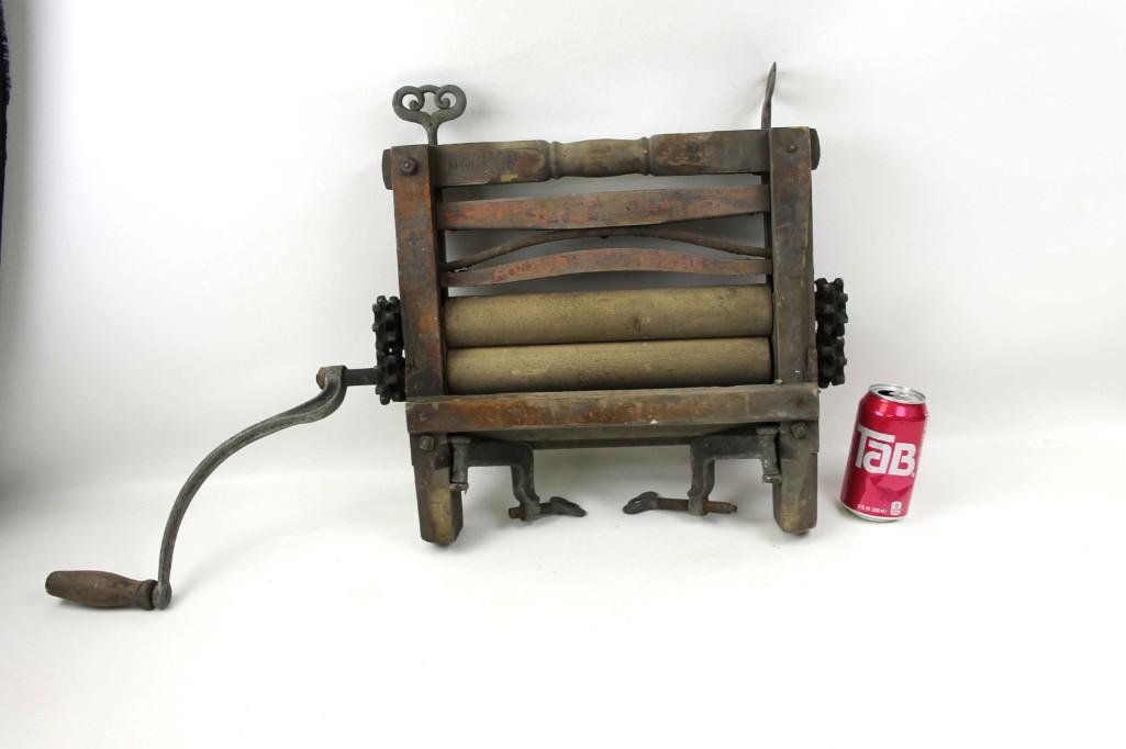 Antique Laundry Wringer Hand Crank: Antique wringer washer