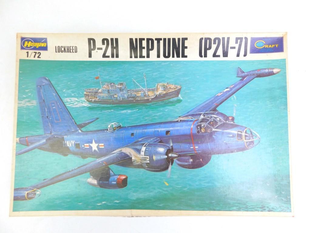 Hasegawa Lockheed P-2H Neptune P2V-7 Model Airplane Kit: Vintage Hasegawa Lockheed P-2H Neptune P2V-7 Model Airplane Kit 1/72