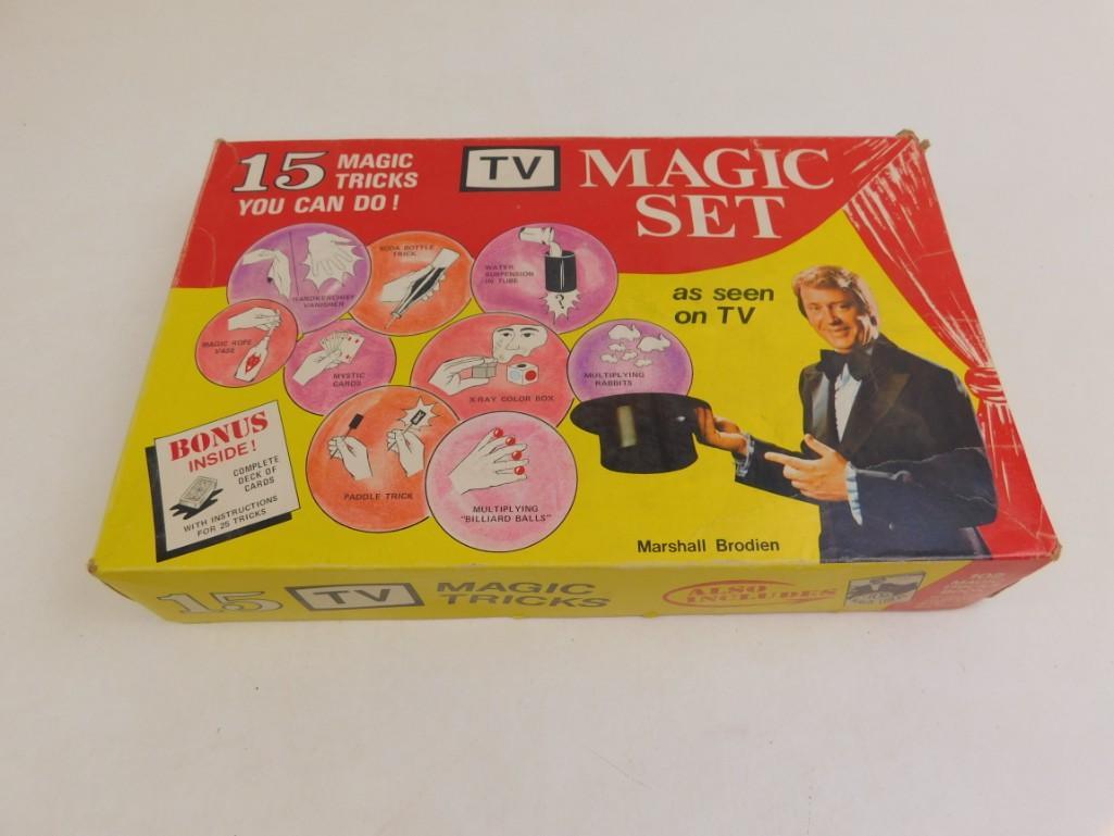 Marshall Brodien's TV Magic Set with Box: Marshall Brodien's TV Magic Set with Box Comes with everything shown in the pictures. I can't tell if it's complete or not. This will keep the kids busy on a rainy day.