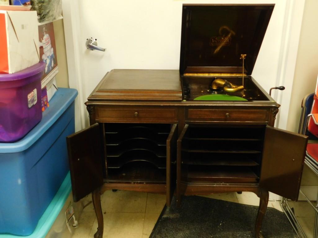 Victor Victrola VV-220: Victor Victrola VV-220 Victor Talking Machine. Manuals included. It seems to wind up and spin okay. When the right doors are open, you can hear the sound louder. Left door is s