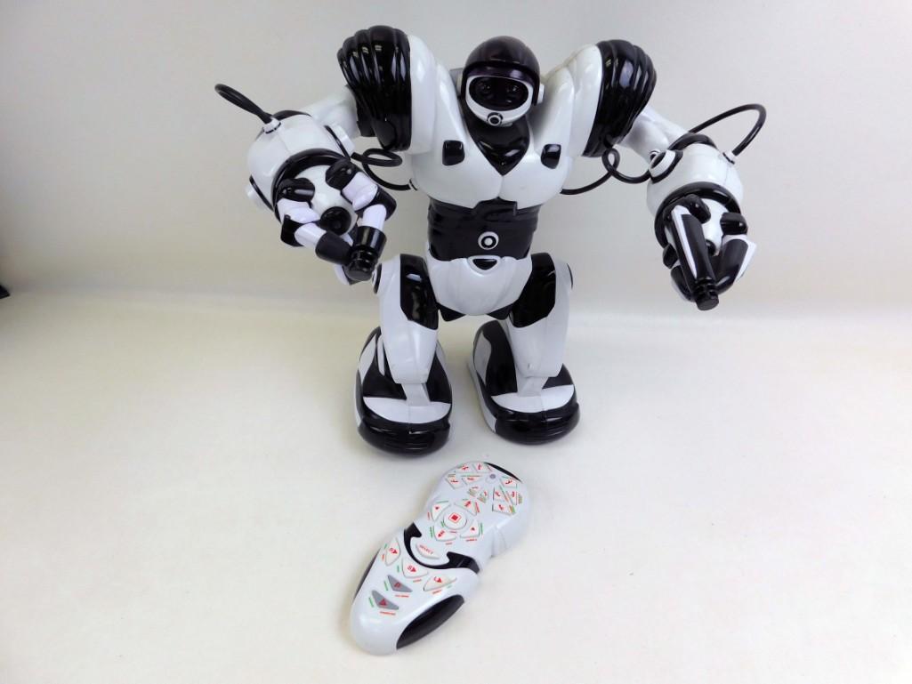 WowWee Robosapien Humanoid Toy Robot w Remote Control: WowWee Robosapien Humanoid Toy Robot 14" with Remote Control