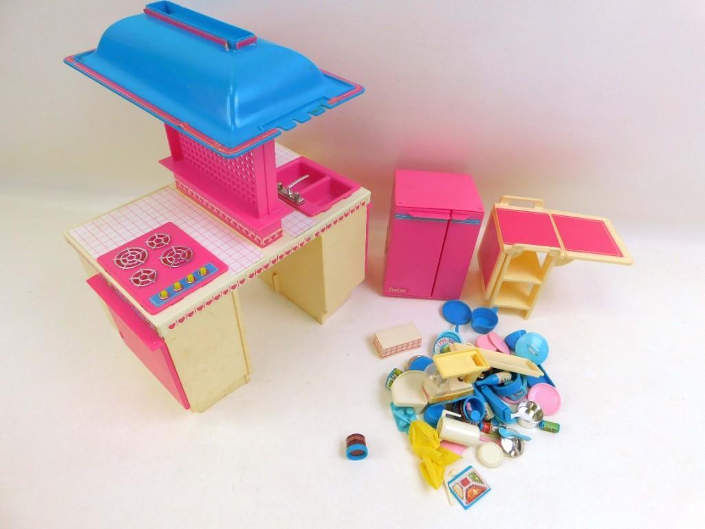 1984 Barbie Kitchen Playset with Stove & Sink Combo ,: 1984 Barbie Kitchen Playset with Stove & Sink Combo , Refrigerator , Cart , Accessories Condition: Includes everything you see in the pictures