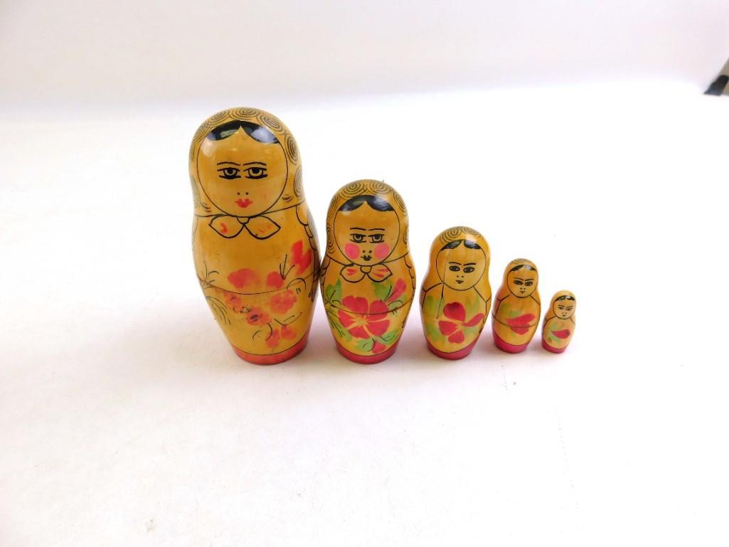 Set of 5 Nesting Dolls: Set of 5 Nesting Dolls Condition: one has a crack as you can see in the pictures