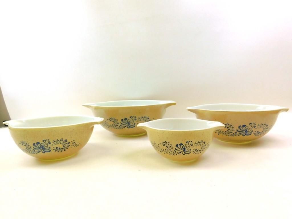 Vintage Pyrex Homestead Cinderella Mixing Bowl or: Set of 4 vintage Pyrex Homestead pattern nesting bowls or mixing bowls