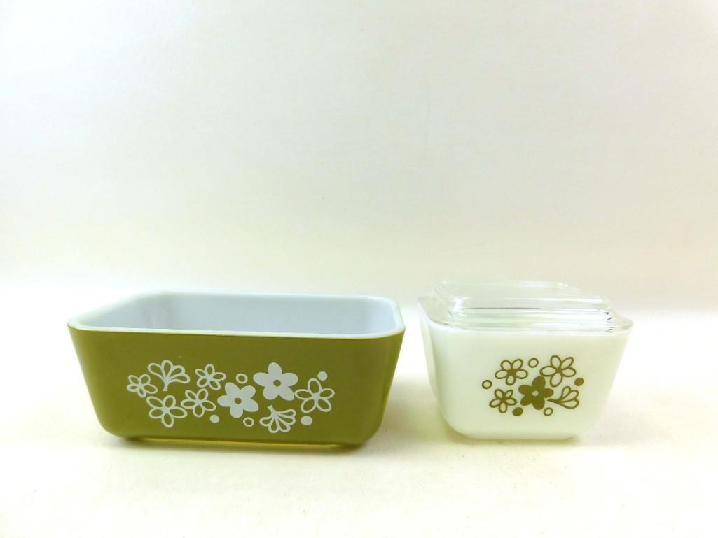 Set of 2 Vintage Pyrex Spring Blossom or Crazy Daisy: Set of 2 Vintage Pyrex Spring Blossom or Crazy Daisy Square Refrigerator Dishes . The smaller one has a lid and the larger one does not.