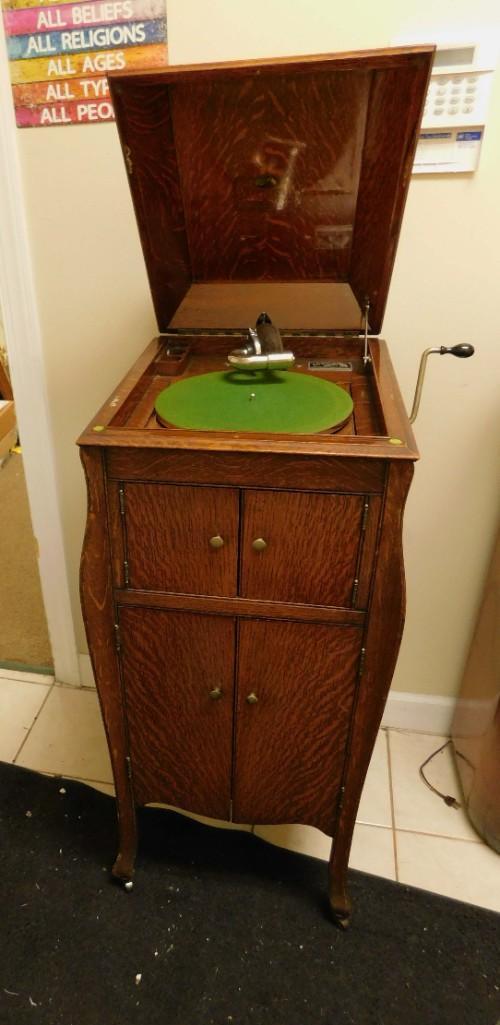 Antique Victor Victrola VV-X 462421 Floor Model Record: Antique Victor Victrola VV-X 462421 Solid Sided Floor Model Record Player or Phonograph made between 1913 and 1921 . In working condition and beautifully cared for. Made of quarter sawn oa