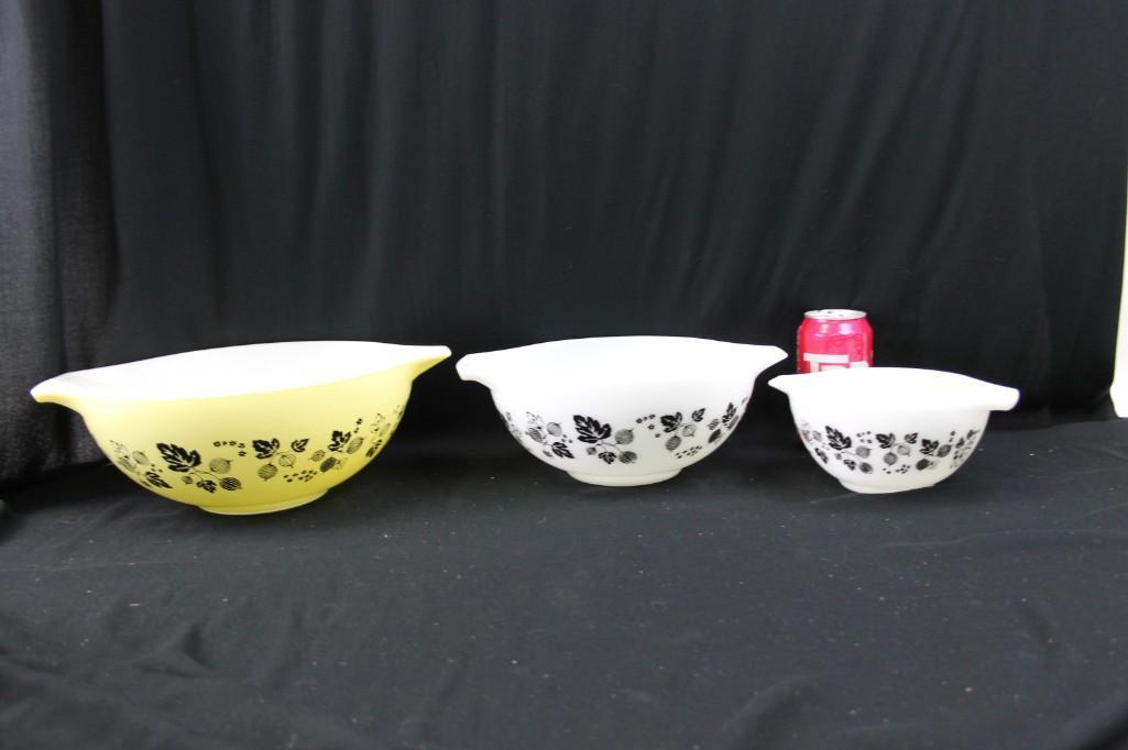 Set of 3 Vintage Pyrex Gooseberry Cinderella Nesting or: Set of 3 Vintage Pyrex Gooseberry Cinderella Nesting or Mixing Bowls . 1 Yellow and Black and 2 White and Black Note: The spots you see on the yellow bowl are reflections