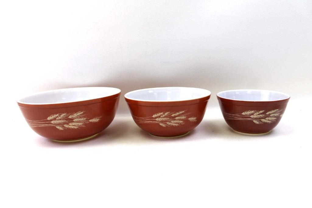Vintage Pyrex Autumn Harvest Wheat Mixing Bowl Set: Set of 3 vintage Pyrex Autumn Harvest Wheat pattern mixing bowls or nesting bowls